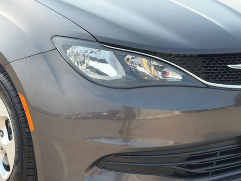 Used 2017 Chrysler Pacifica LX w/ Tire & Wheel Group FWD image 7