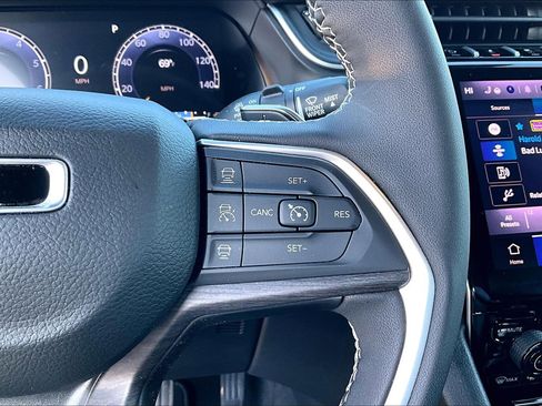 Used 2025 Jeep Grand Cherokee Limited image 16