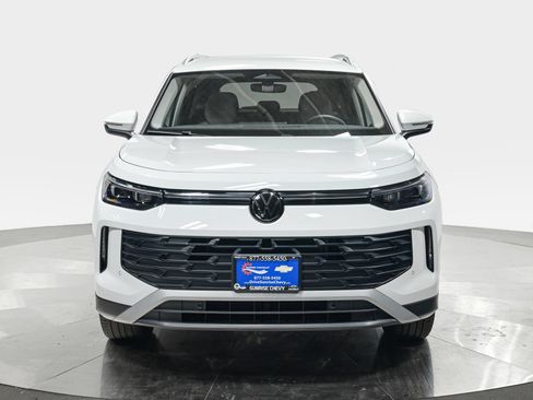 Used 2025 Volkswagen Tiguan SE AWD/4WD image 10