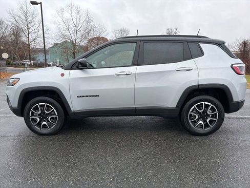 Used 2024 Jeep Compass Trailhawk image 5