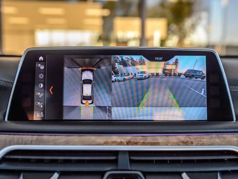 Used 2018 BMW 740i image 23