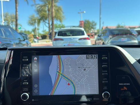 Used 2021 Toyota Highlander XLE image 19