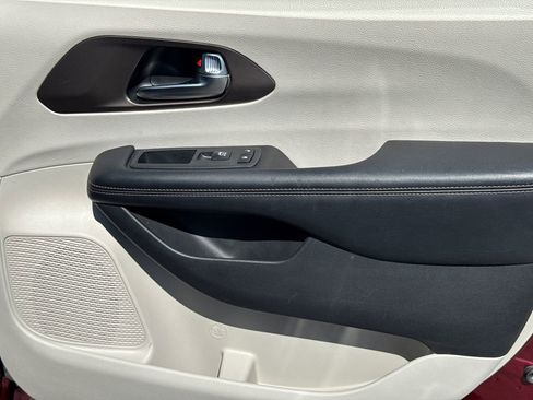 Used 2019 Chrysler Pacifica Touring-L FWD image 14