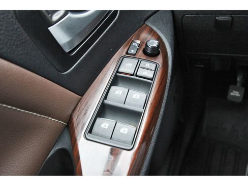 Used 2015 Toyota Sienna Limited Premium FWD image 23
