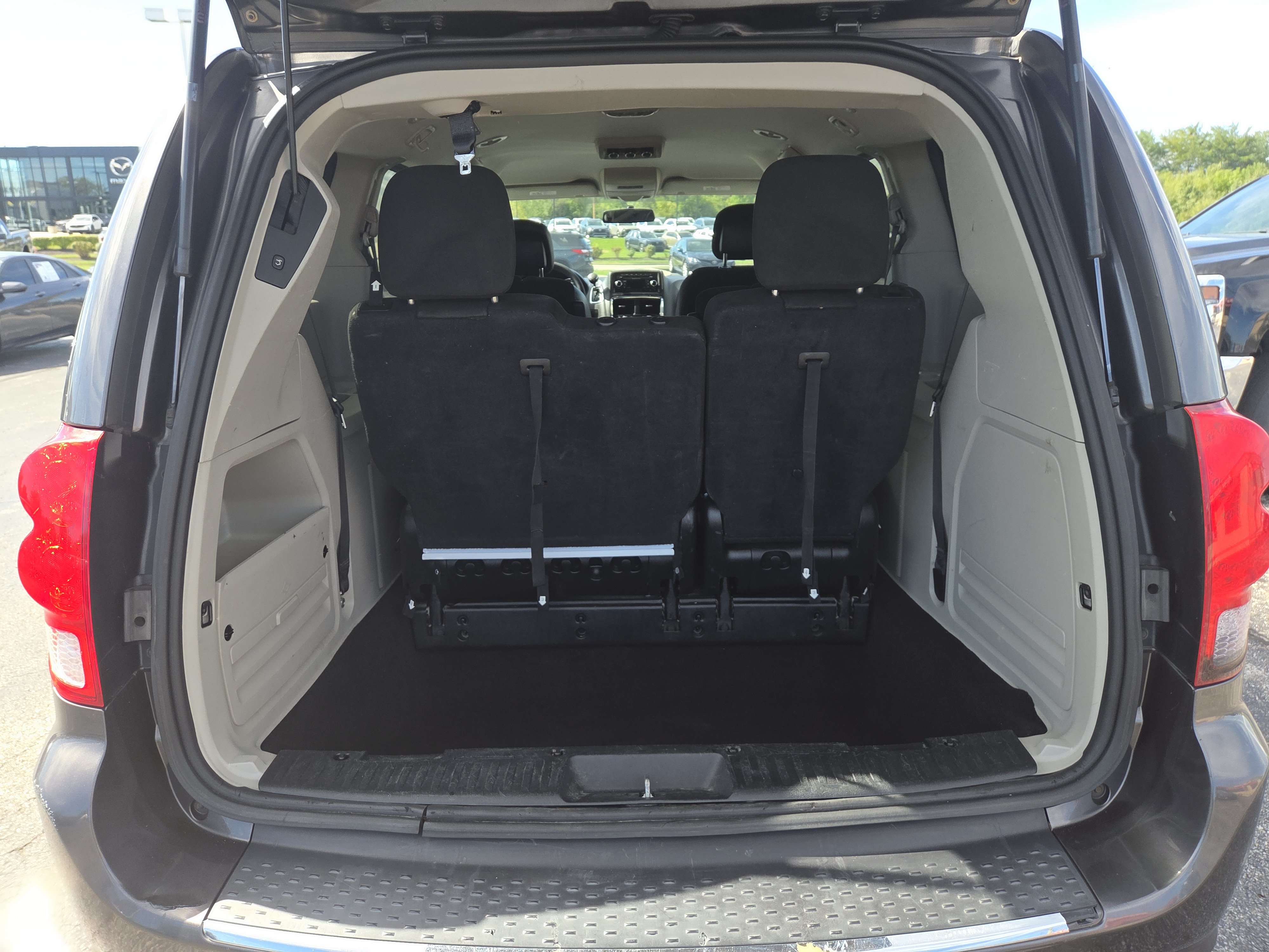 Used 2016 Dodge Grand Caravan SXT FWD image 7