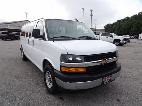 Used 2025 Chevrolet Express 3500 LT w/ LT Preferred Equipment Group RWD image 11