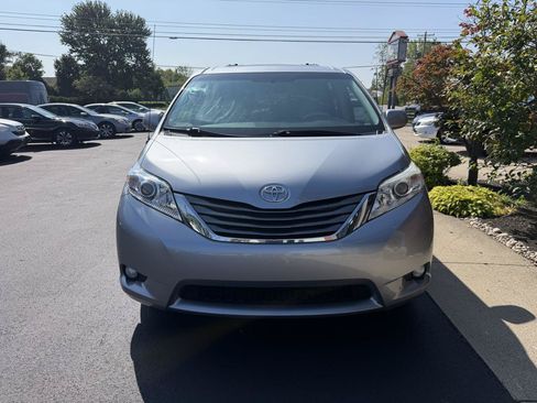 Used 2014 Toyota Sienna XLE w/ Entertainment Package FWD image 2