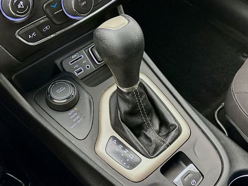 Used 2016 Jeep Cherokee Latitude w/ Cold Weather Group AWD/4WD image 20