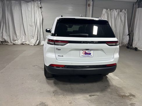 Used 2025 Jeep Grand Cherokee Altitude AWD/4WD image 6