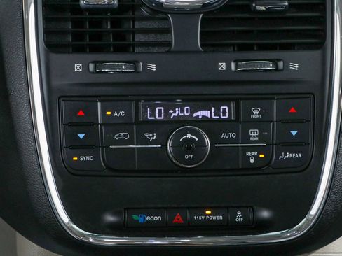 Used 2016 Chrysler Town & Country Touring FWD image 20