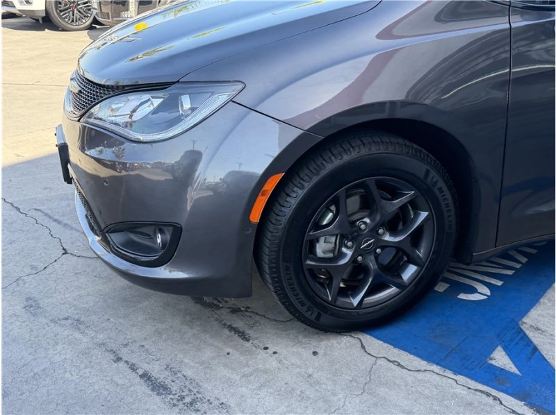 Used 2019 Chrysler Pacifica Touring-L Plus w/ Advanced Safetytec Group FWD image 10