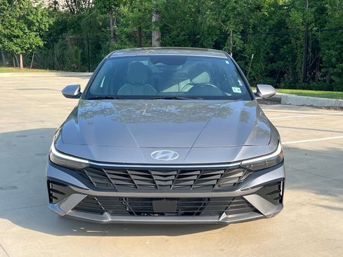 Used 2025 Hyundai Elantra Limited FWD image 2