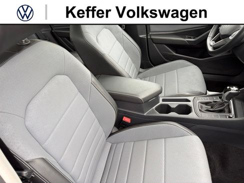 Used 2025 Volkswagen Jetta SE FWD image 4