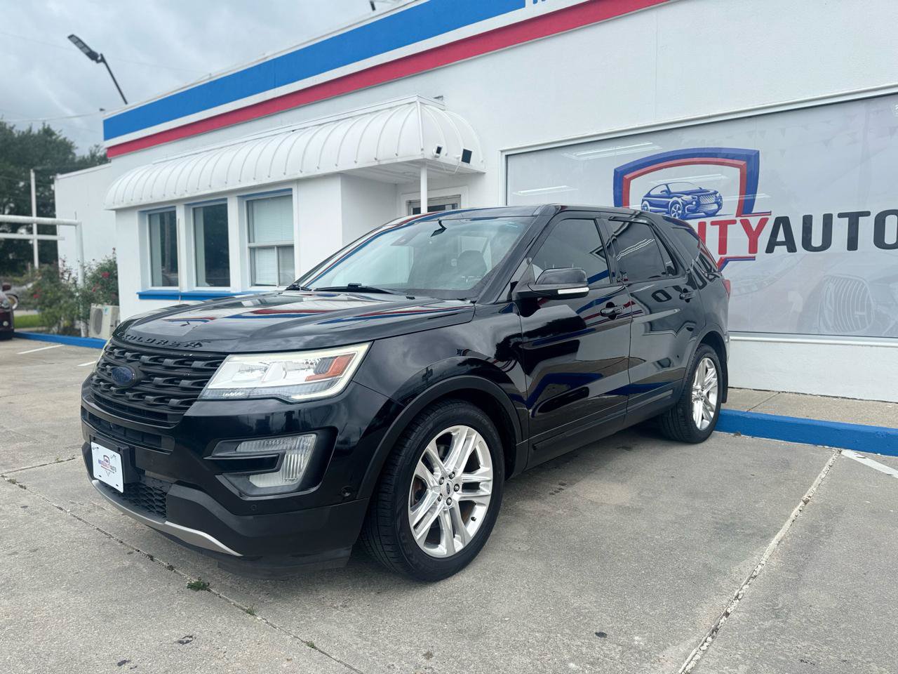 Used 2017 Ford Explorer Limited w/ Equipment Group 301A FWD image 16