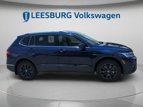 Used 2024 Volkswagen Tiguan SE FWD image 2