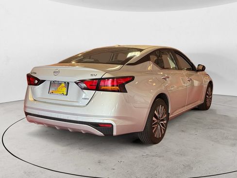 Used 2024 Nissan Altima 2.5 SV AWD/4WD image 3
