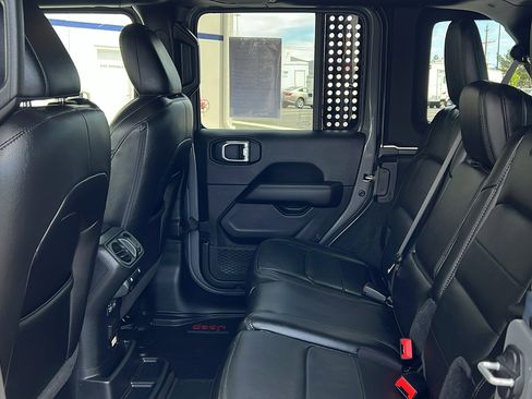 Used 2022 Jeep Wrangler Unlimited Sahara AWD/4WD image 15