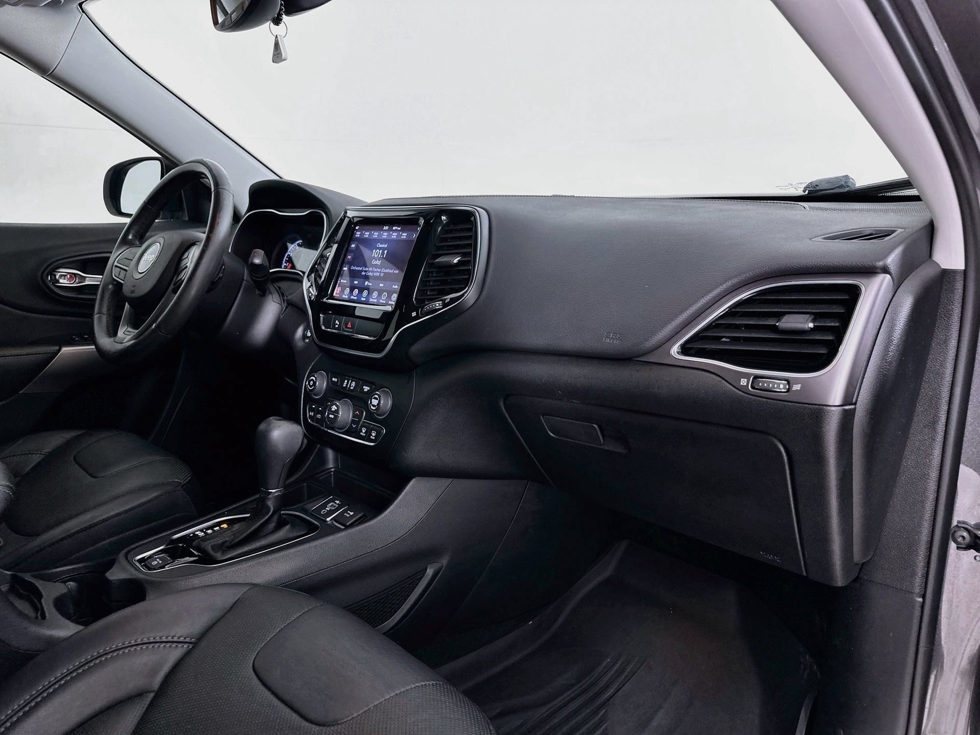 Used 2019 Jeep Cherokee Limited FWD image 29