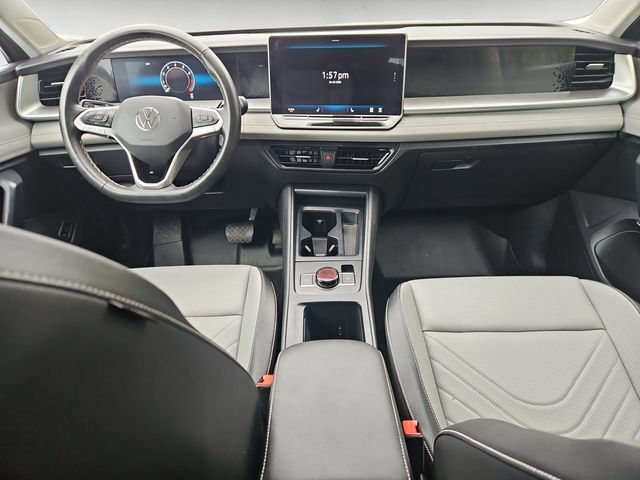 Used 2025 Volkswagen Tiguan SE AWD/4WD image 10