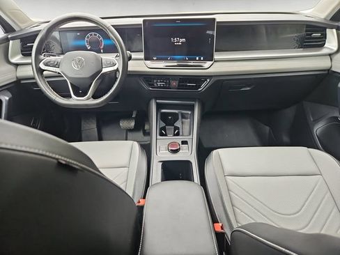 Used 2025 Volkswagen Tiguan SE AWD/4WD image 10