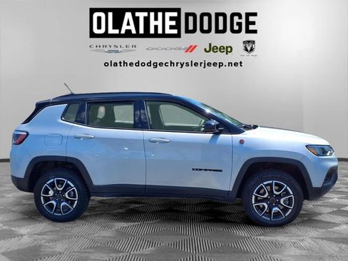 Used 2025 Jeep Compass Trailhawk AWD/4WD image 27