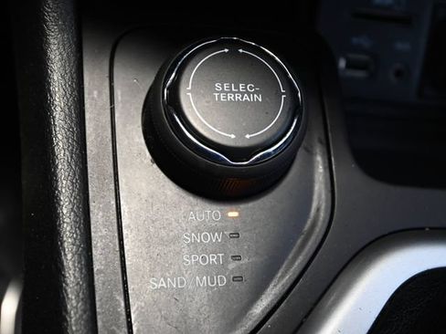 Used 2018 Jeep Cherokee Latitude Plus w/ Cold Weather Group AWD/4WD image 25