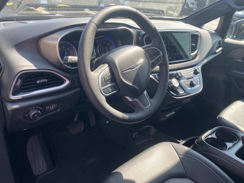 Certified 2025 Chrysler Pacifica Select image 25