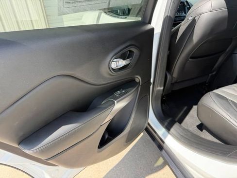 Used 2021 Jeep Cherokee Limited AWD/4WD image 11