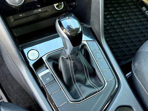 Used 2024 Volkswagen Taos SE w/ Panoramic Sunroof Package image 18