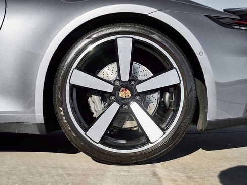 Used 2025 Porsche 911 Carrera image 17