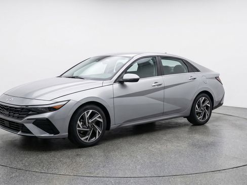Used 2025 Hyundai Elantra SEL FWD image 3