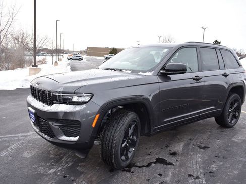 New 2025 Jeep Grand Cherokee Altitude AWD/4WD image 9