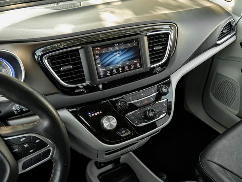 Used 2019 Chrysler Pacifica Touring-L image 35