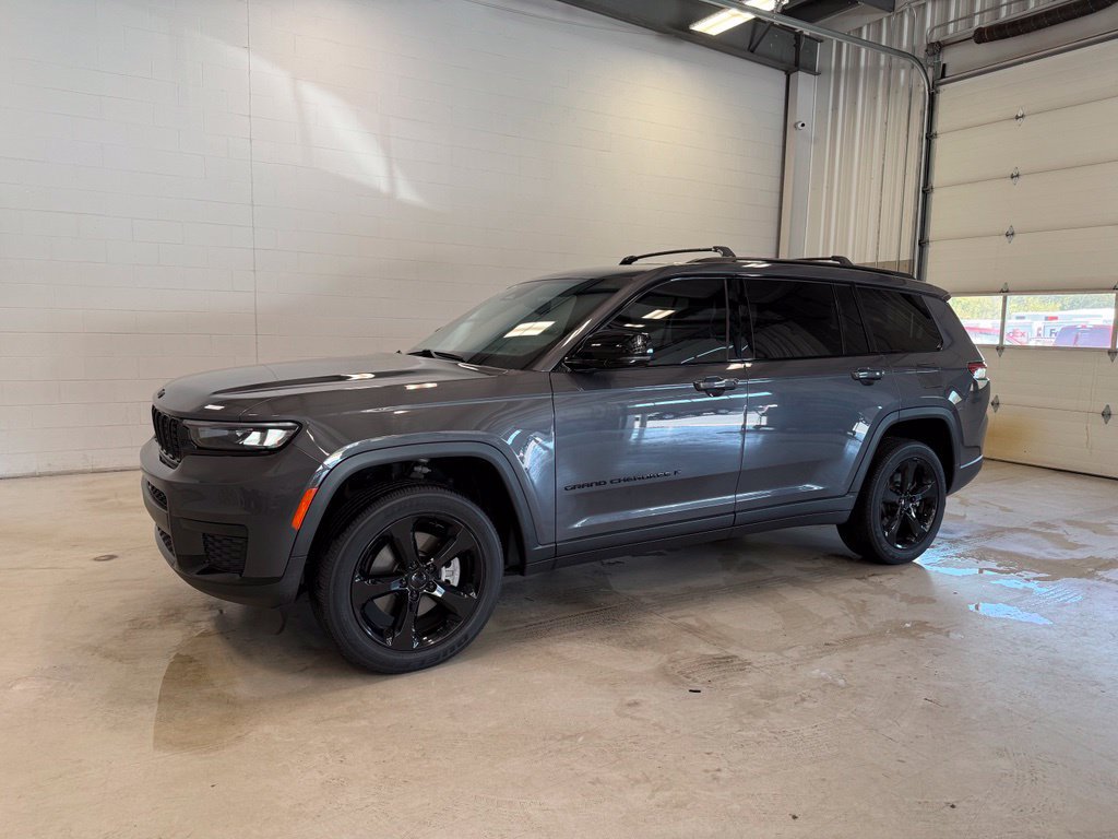Used 2023 Jeep Grand Cherokee L Laredo AWD/4WD image 3