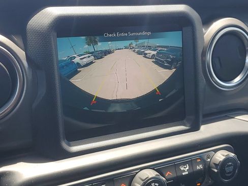 Used 2020 Jeep Wrangler Unlimited Sahara w/ Dual Top Group AWD/4WD image 31