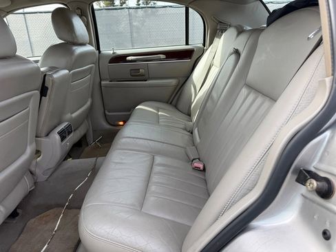 Used 2005 Lincoln Town Car Signature image 21