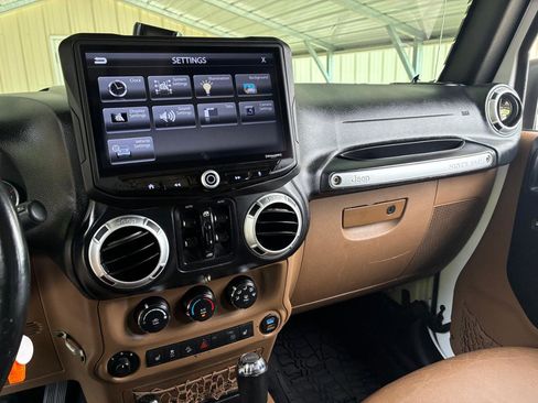Used 2015 Jeep Wrangler Unlimited Sahara w/ Connectivity Group AWD/4WD image 17