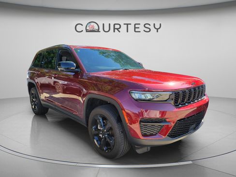 Used 2025 Jeep Grand Cherokee Altitude RWD image 4