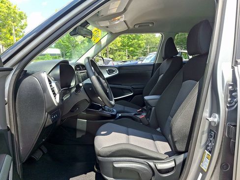 Used 2025 Kia Soul LX w/ LX Technology Package FWD image 13