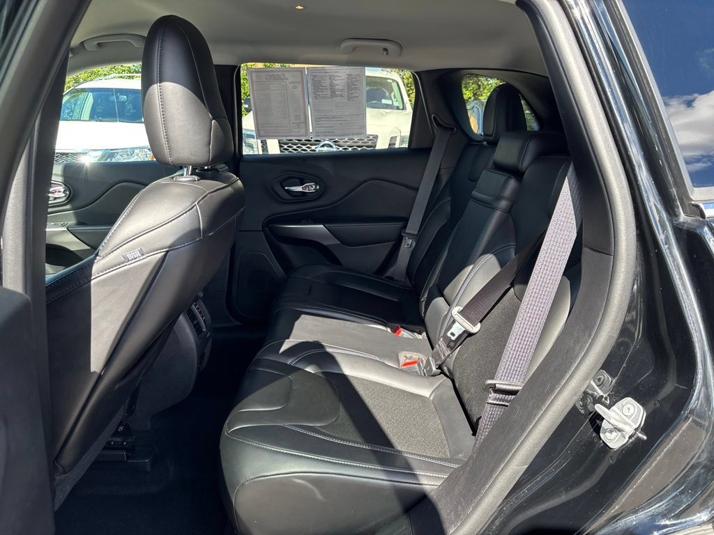 Used 2019 Jeep Cherokee Latitude Plus w/ Cold Weather Group AWD/4WD image 13