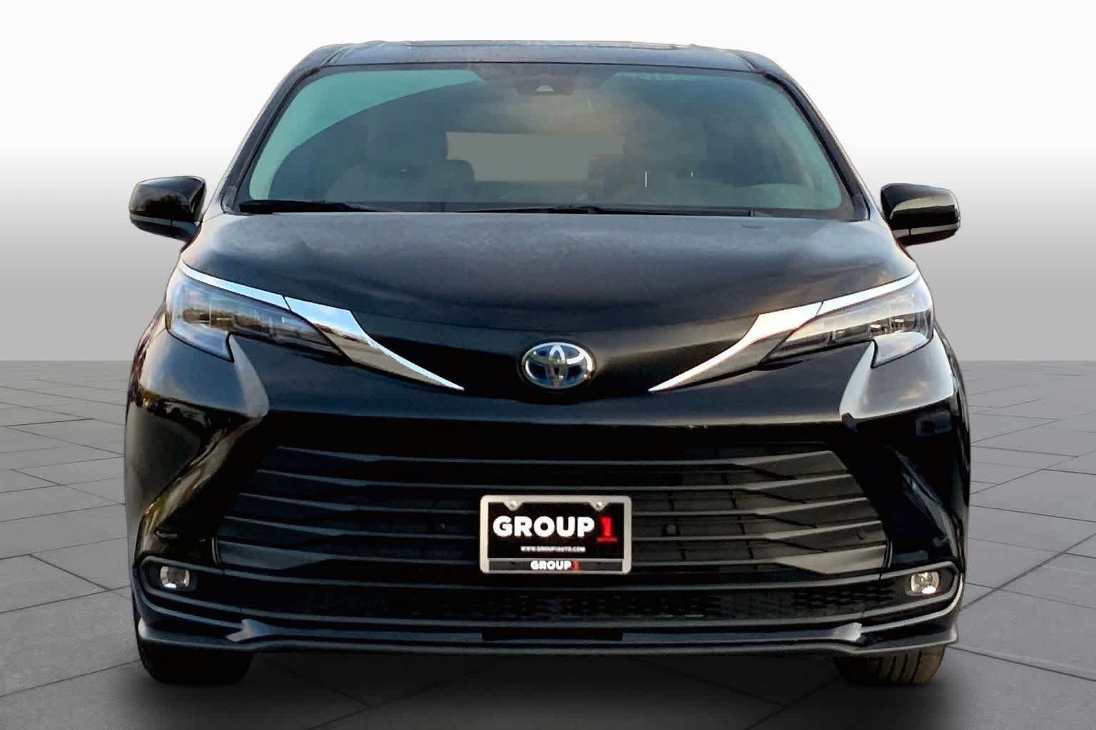 Used 2025 Toyota Sienna XLE FWD image 4