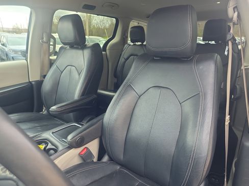 Used 2022 Chrysler Pacifica Touring-L image 11