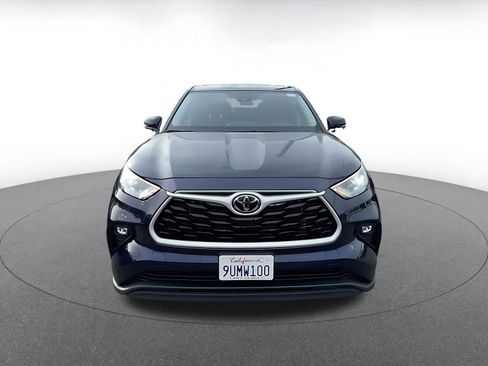 Used 2025 Toyota Highlander LE image 4