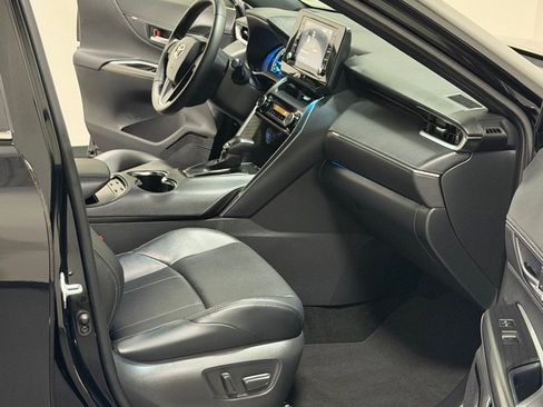 Used 2021 Toyota Venza LE image 11