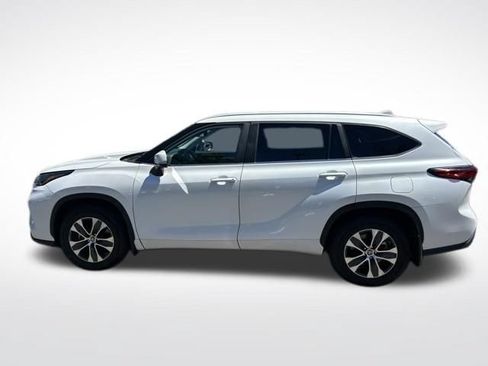 Used 2023 Toyota Highlander XLE AWD/4WD image 11