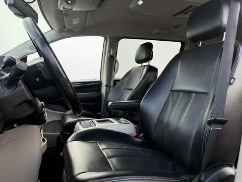 Used 2014 Chrysler Town & Country Touring image 10