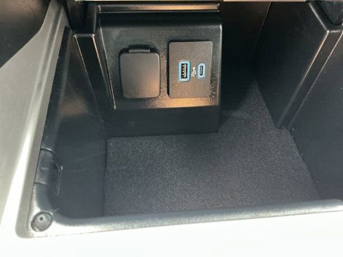 Used 2021 Ford Explorer XLT image 59