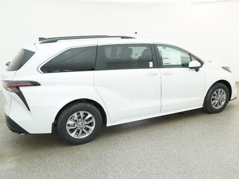 New 2026 Toyota Sienna XLE image 10