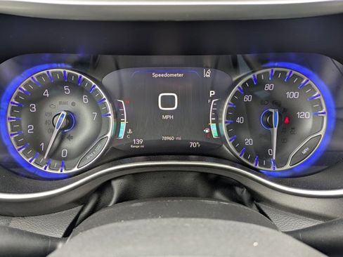 Used 2023 Chrysler Pacifica Touring-L FWD image 11