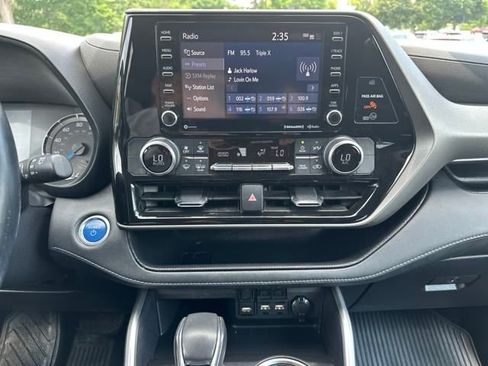 Used 2021 Toyota Highlander LE image 22